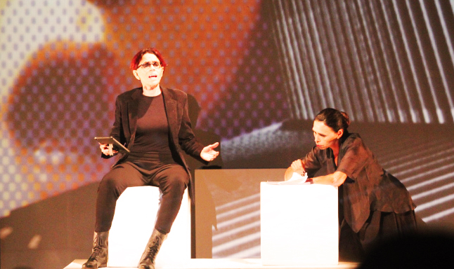 Freud (Liana Timm) e Anna Freud (Lenira Fleck) em um dos intensos diálogos. (FOTO: Vanessa Santos)