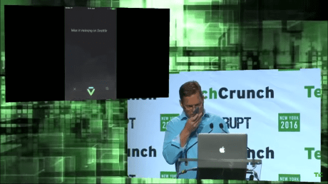 Kittlaus dá um comando complexo e a Viv atente em segundos