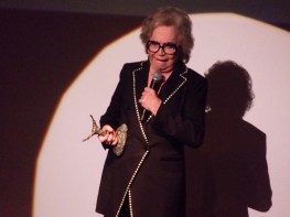 Nathalia Timberg sendo homenageada