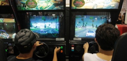 area-da-bgs-2014-dedicada-aos-jogos-classicos-tem-muitos-games-de-fliperama-para-testar-1412981415199_615x300