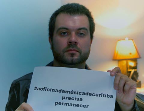 Rapha Moraes em prol a campanha para a Oficina de Música de Curitiba permanecer. - Foto por: Divulgação